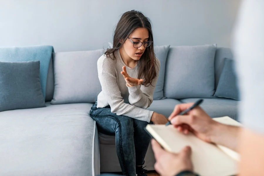 girl sitting and discussing with therapist in individual therapy