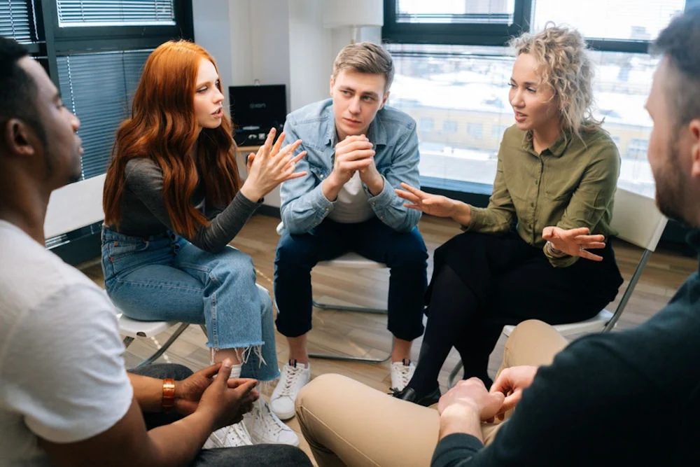 group with schizophrenia in discussion with therapist in therapy