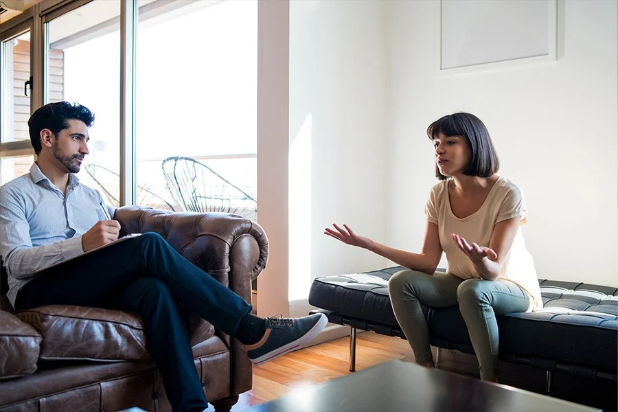 how-to-get-rid-of-adderall-tongue patient with therapist in therapy for Adderall addiction.