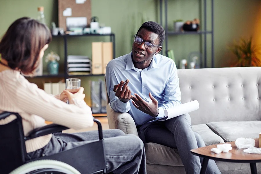 managing-adderall-tongue-symptoms therapist discussing treatment for a patient with adderall addiction.