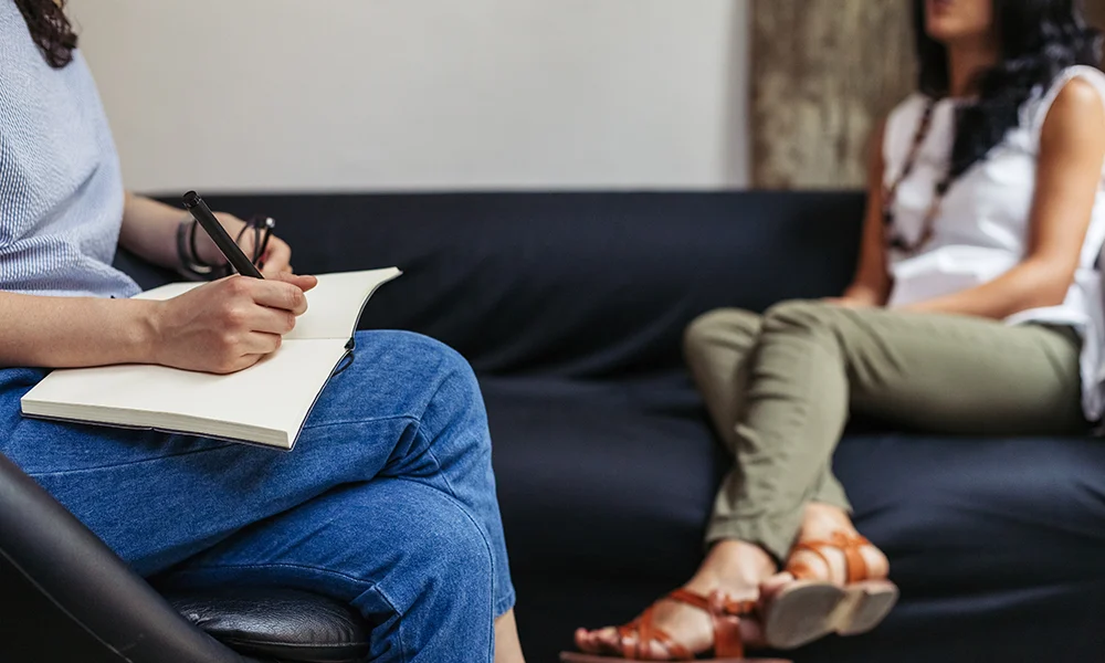 girl with therapist in residential depression treatment program in orange county